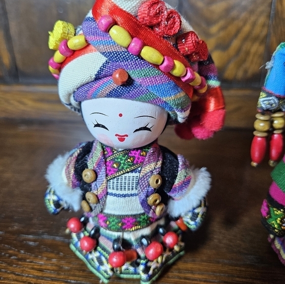 Gorgeous Chinese Dolls in very ornate costume. - Picture 16 of 16